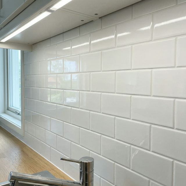 After: Kitchen tiles with fresh pristine epoxy grout